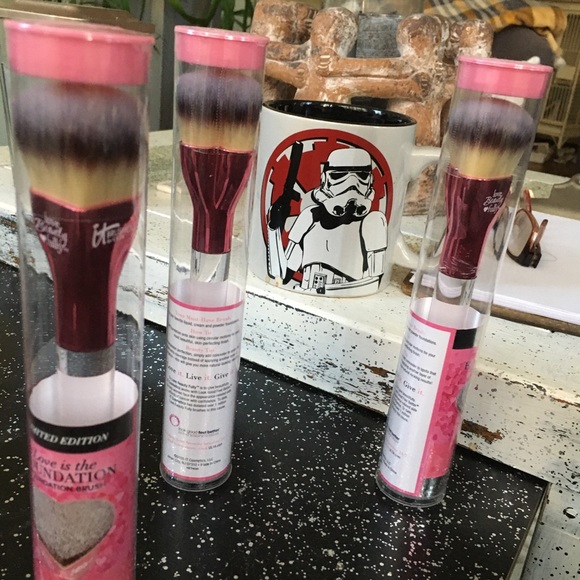 it cosmetics Makeup It Cosmetics Love Is The Foundation Brush 220